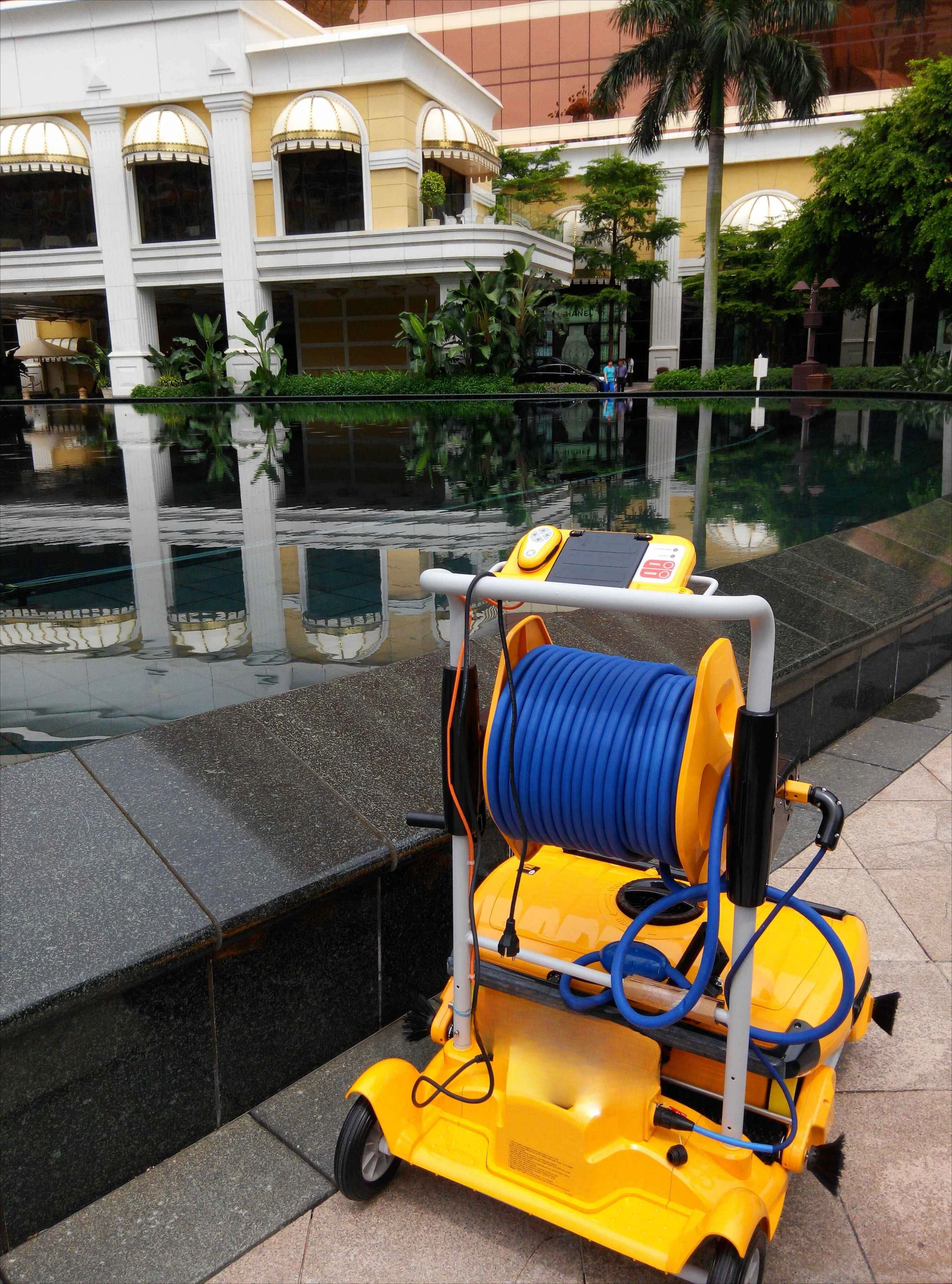 مكنسة كهربائية تحت الماء لحمام السباحة السفلي لتسلق الجدار روبوت دولفين موجة 300 شفط مياه الصرف الصحي التلقائي