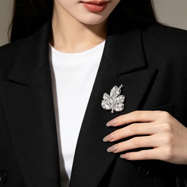 Decorative items for suit clothes, vintage vintage maple leaf brooch, light luxury high-end minimalist metal brooch