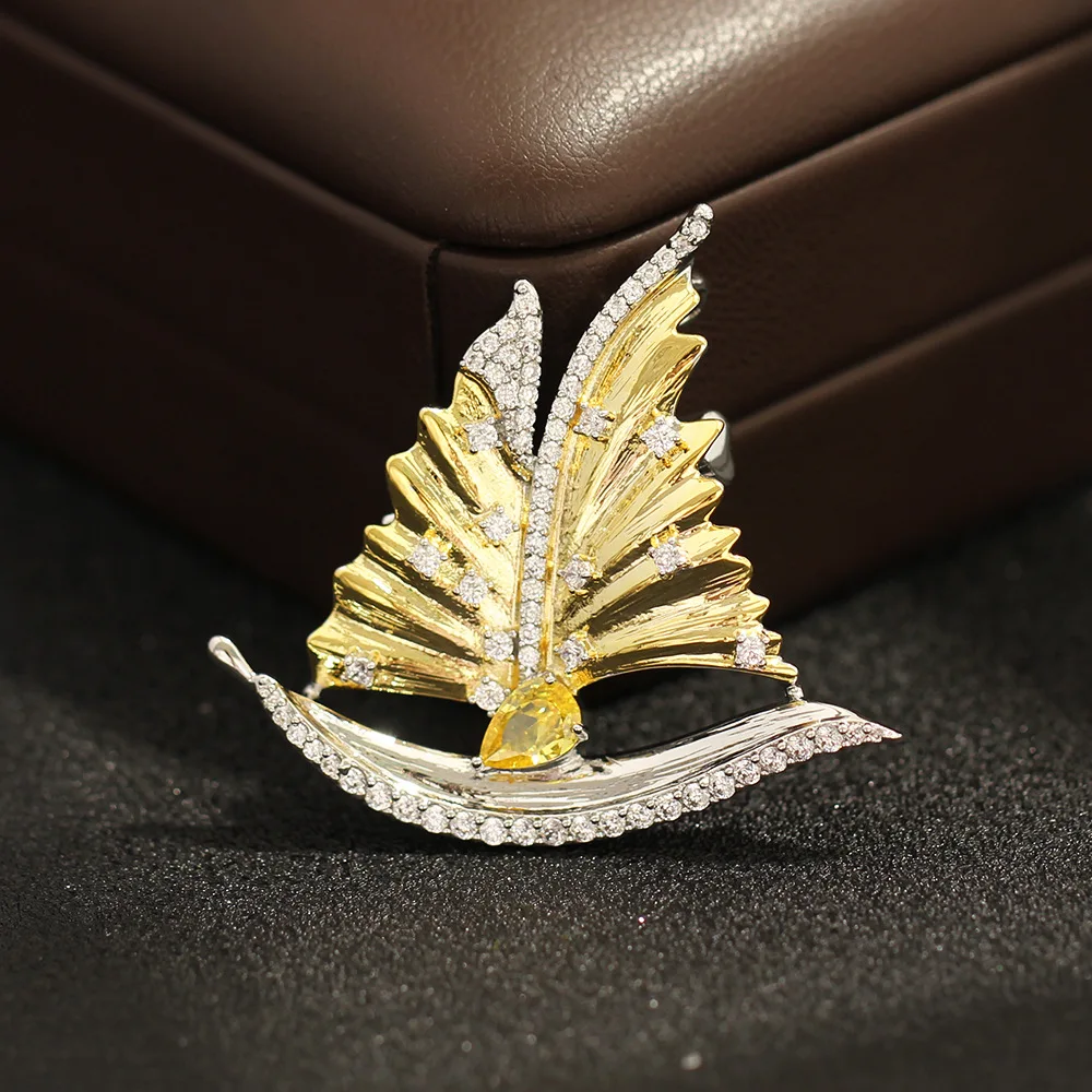 High end Natural Mother of Pearl Sailboat Brooches Hollowed Out and inlaid Zircon Smooth Sailing Brooch Suit Accessories Pin