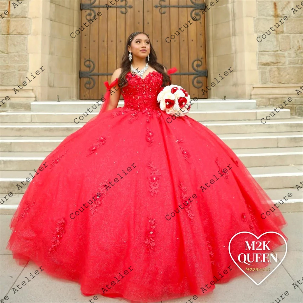 Weiße Spitzenapplikationen mit Perlen, schulterfrei, Quinceanera-Kleider, Ballkleid-Hochzeitskleid mit Umhang, süßes 15-/16-Kleid nach Maß