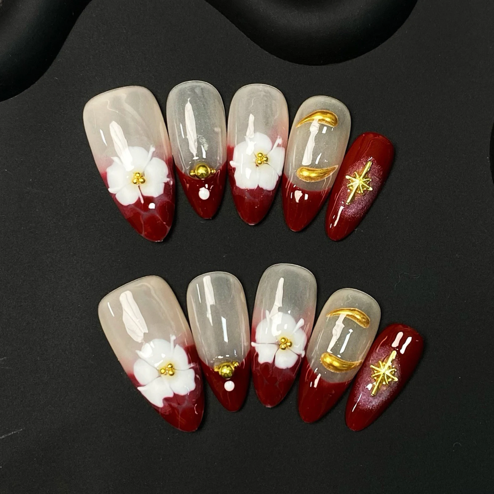 Красные французские накладные ногти, 10 шт., миндальные ногти ручной работы, белый цветочный дизайн, глянцевые накладные ногти с полным покрытием для невесты на свадьбу Красные французские накладные ногти, 10 шт., миндальные ногти ручной работы, белый цветочный дизайн, глянцевые накладные ногти с полным покрытием для невесты на свадьбу