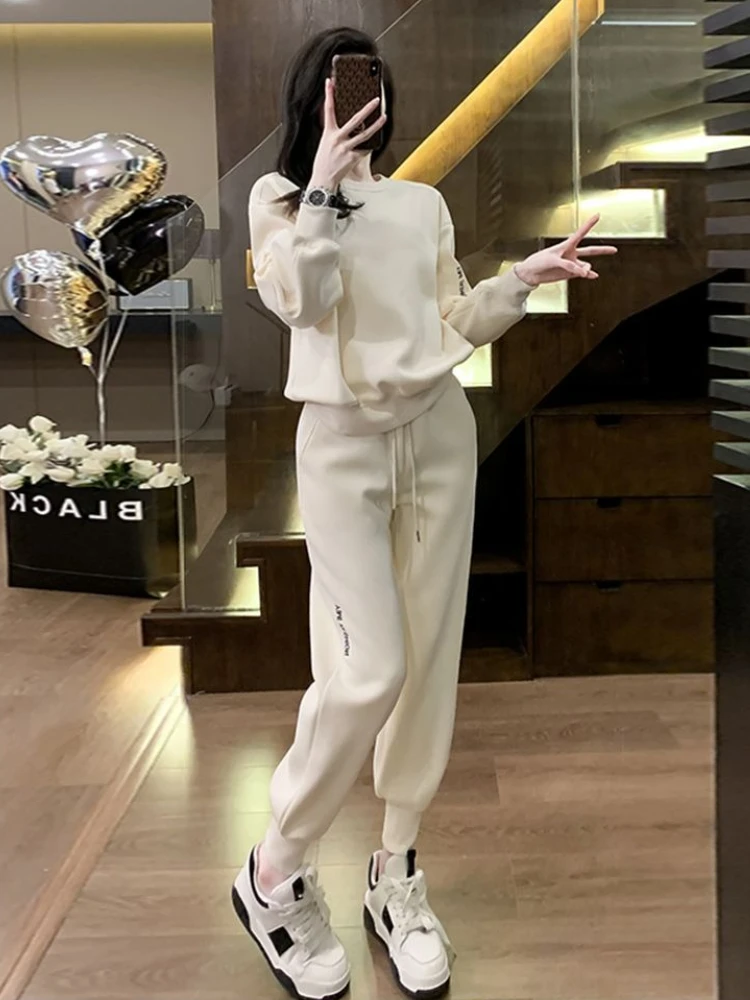 

Повседневный спортивный комплект для женщин, осень/зима 2025, новый модный толстый топ с круглым вырезом + зауженные брюки, однотонный комплект из двух предметов