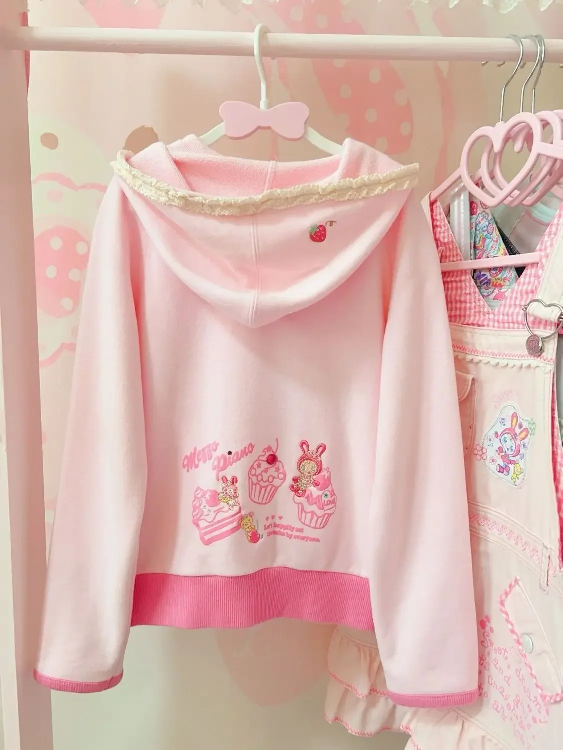 เสื้อฮู้ดดี้สไตล์ญี่ปุ่นน่ารัก ลายการ์ตูน มีกระเป๋าปะ แต่งระบาย นุ่มสบาย สไตล์สาวหวาน ซิปหน้า แฟชั่นน่ารัก ใส่ได้ทุกวัน สบายๆ แขนยาว