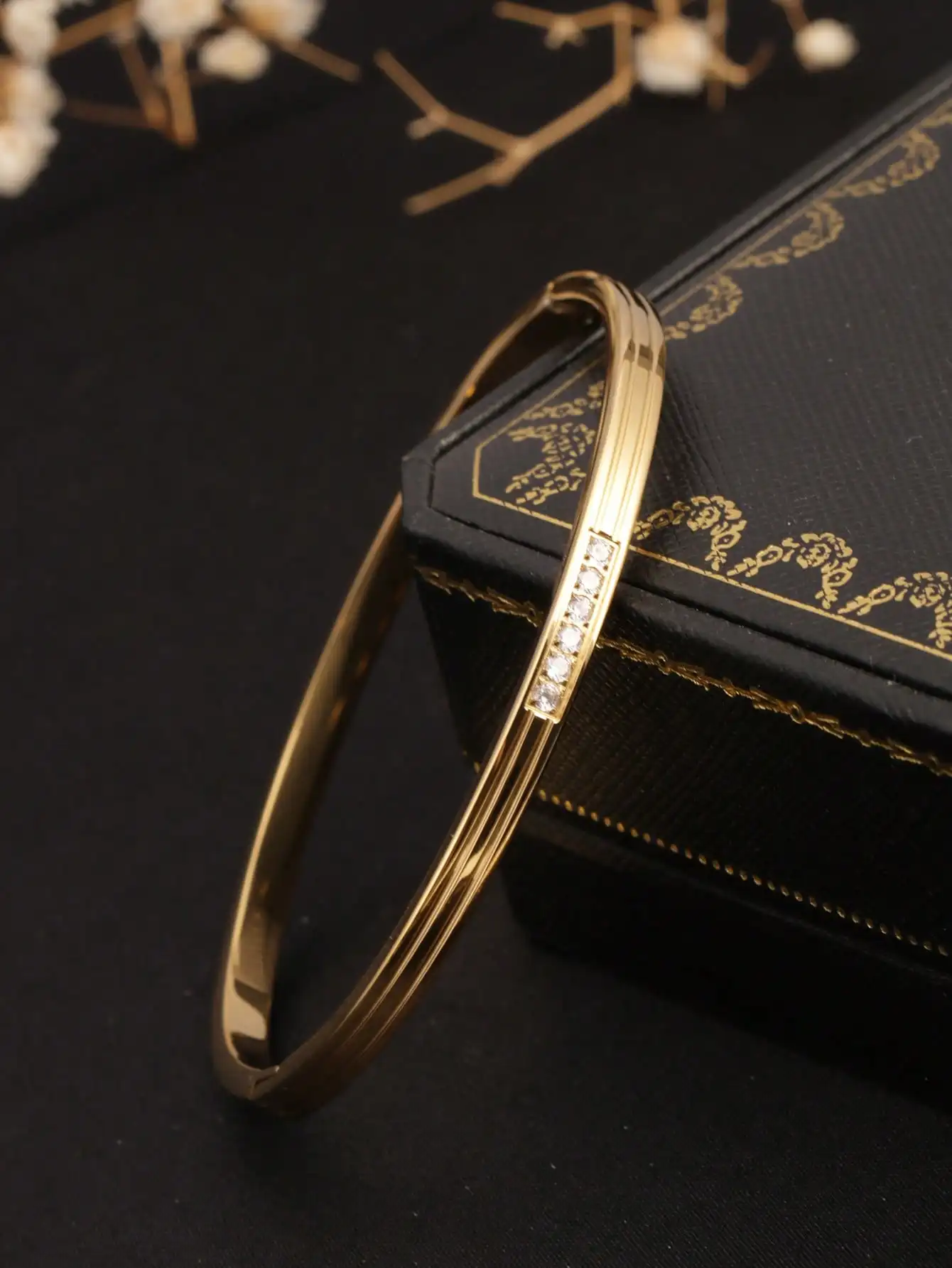 1 piece of creative European and American style stainless steel open bracelet with a textured shiny line design, micro-inlaid with rhinestones, 18K gold-plated clasp. It is light, luxurious, elegant, trendy, and fashionable, suitable for women to wear daily for work, commuting, outings, and photo shoots. It makes a great gift for a girlfriend or as a present