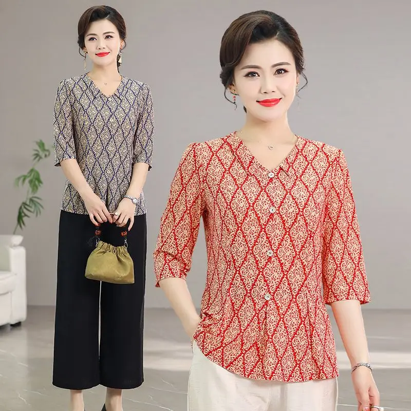 

Elegant and Casual Mom's Summer V-Neck Blouse Large Size Grandma's Floral Print 3/4 Sleeve Lightweight Top