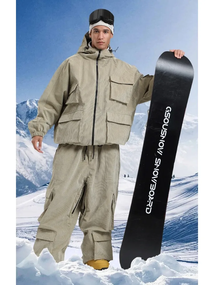 

Зимний лыжный костюм: мужская верхняя часть свободного кроя, ветрозащитная, водонепроницаемая, с множеством карманов, с капюшоном; женская верхняя часть лыжного костюма.