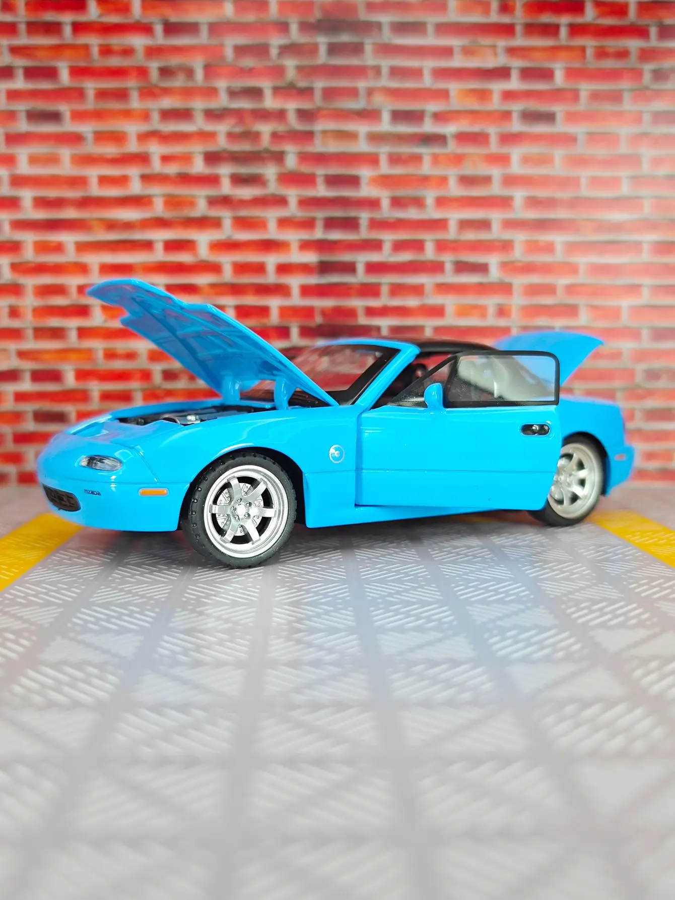 1:32 마즈다 MX-5 합금 자동차 모형 장식품 컨버터블 슈퍼런 어린이용 후진식 장난감 도어 및 후드 트렁크 개폐 가능