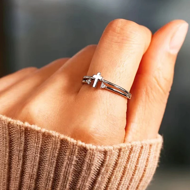 Huitan Chic Dainty Silver Color Cross Ring Kobieca modna biżuteria na palce z jasnymi cyrkoniami Akcesoria do codziennego noszenia — zdjęcie 2