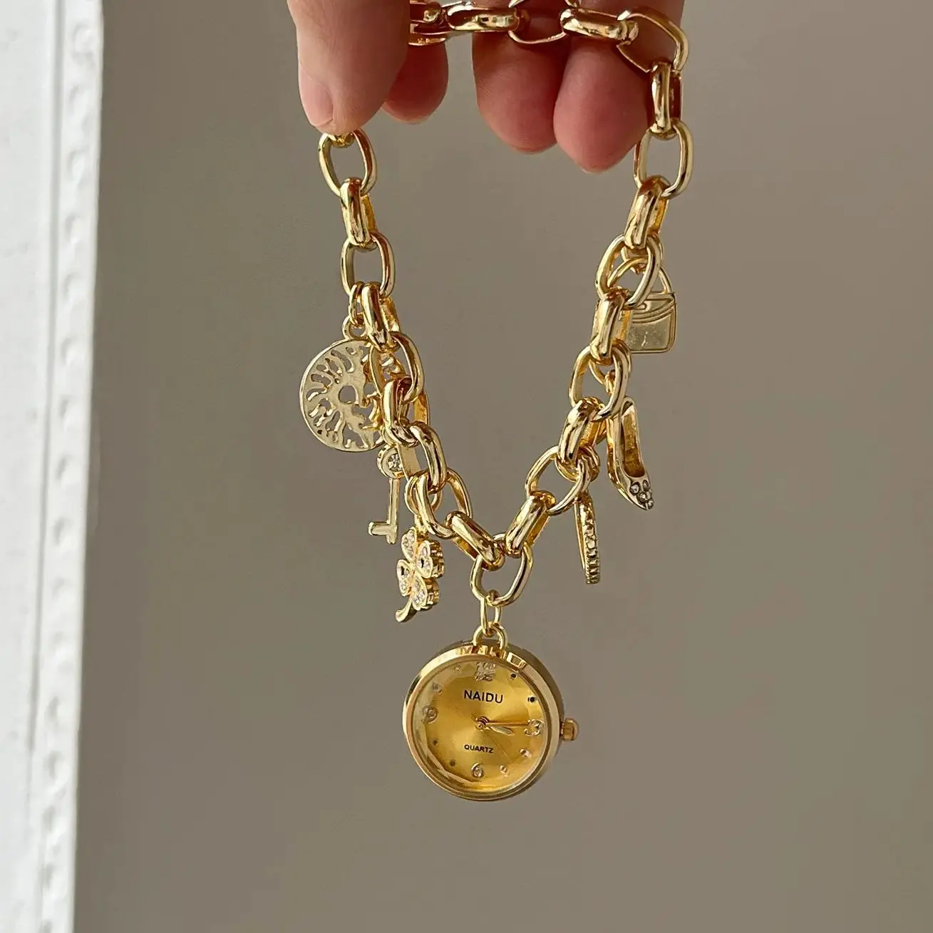 

Женские часы-браслет с уникальной подвеской в форме сердца и креативными ювелирными часами в стиле цепочки.