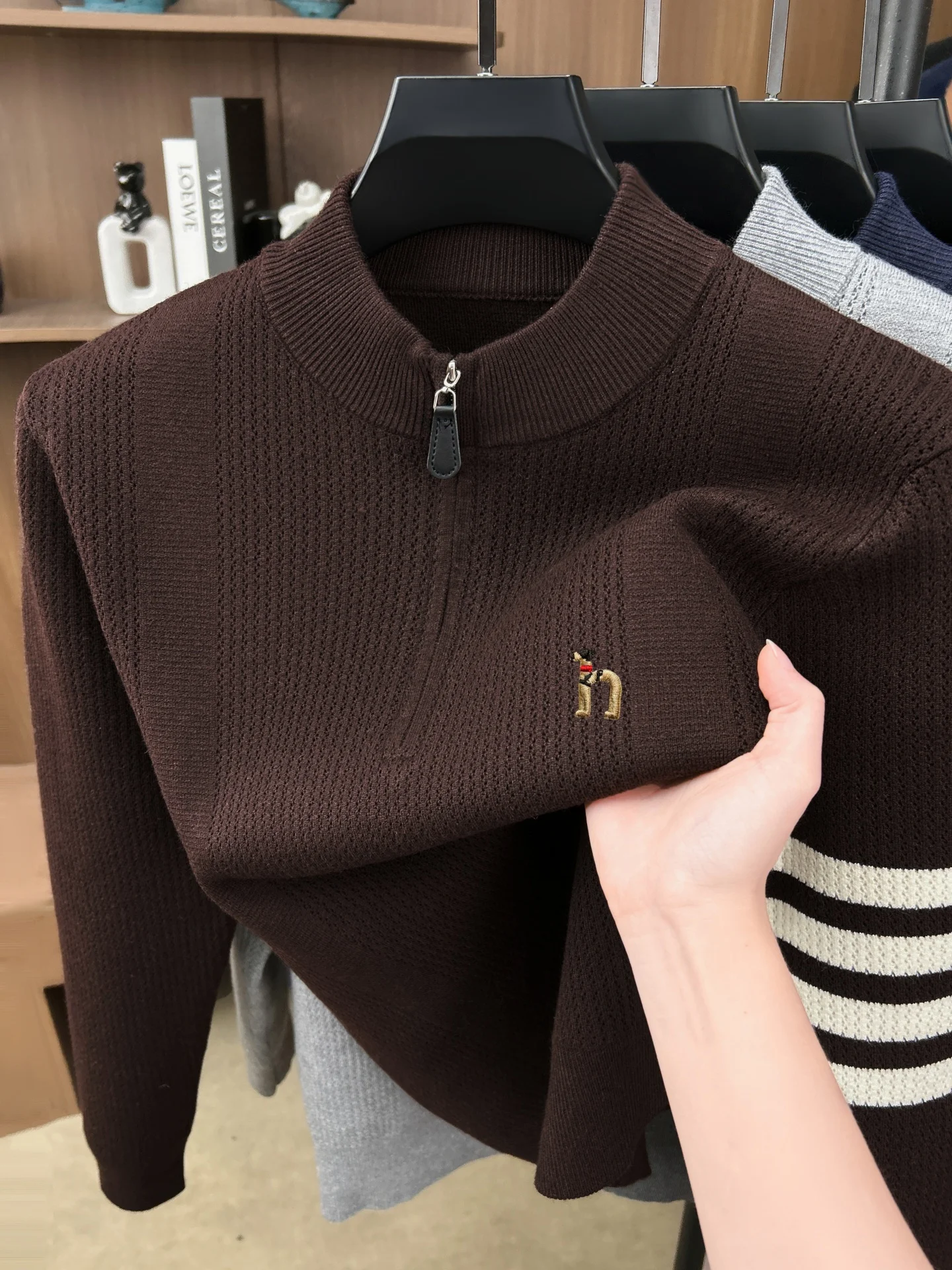 Hochwertiger Modischer Pullover mit Reißverschlusskragen für Herren, Winter-Trend Jacquard-Streifen, Marken-Cartoon-Hund-Stickerei, Warmer Strickpullover – Detail 10