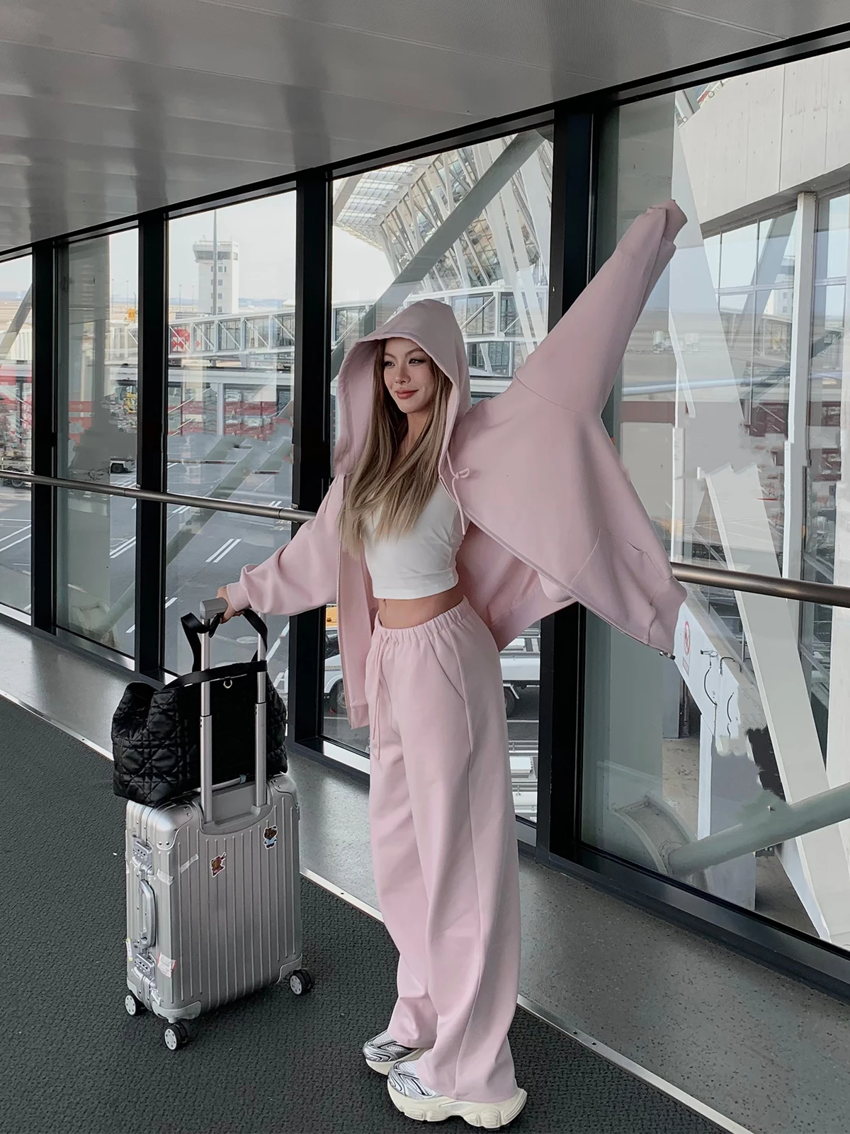 

Мягкий струящийся комплект из свитшота и брюк с широкими штанинами от anan Xin: весенний повседневный костюм с худи и брюками с высокой талией из смесового хлопка