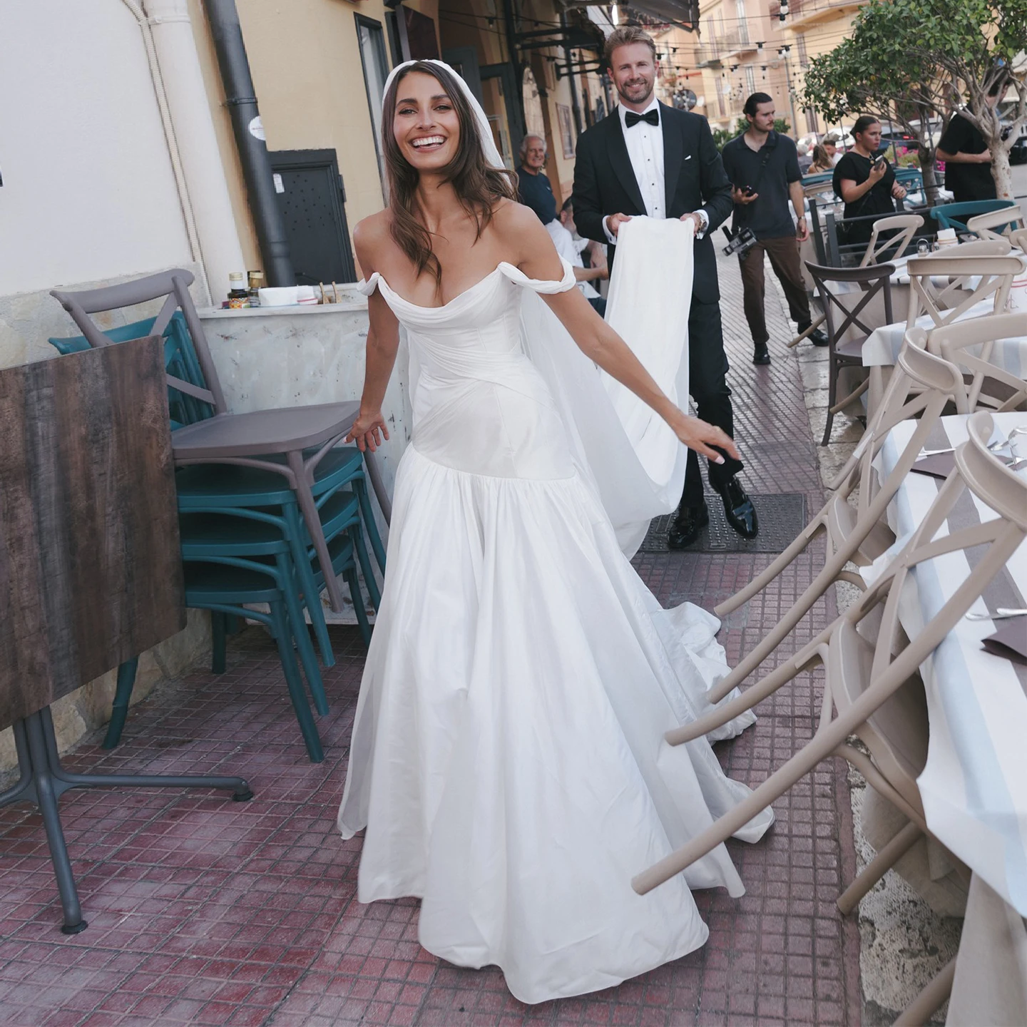 

Romantic Off The Shoulder Mermaid Wedding Dress Ivory Taffeta Sweep Train Elegant Bridal Party Dress Robe De Mariée TSWD820