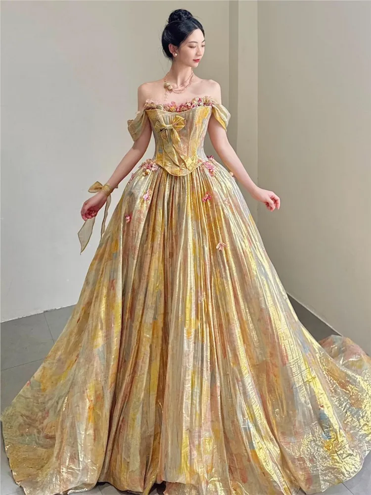 

A fashionable and elegant one-shoulder toasting new student coming-of-age dress