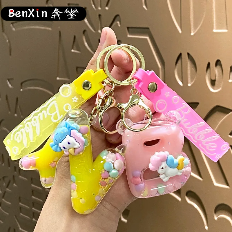 قلادة سيارة على شكل سلسلة مفاتيح مكونة من 26 حرف من مينسو، زجاجة رمل صغيرة، زينة معلقة على شكل سلسلة مفاتيح حقيبة مدرسية، هدية صغيرة رائعة