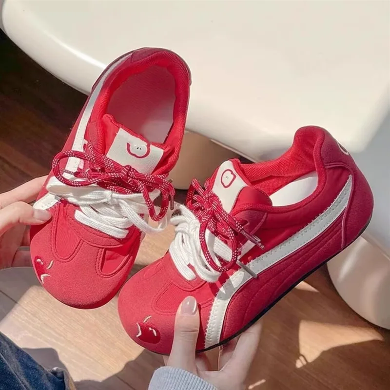 

The new summer fashion trend of 2025, lightweight and breathable flat sneakers, retro and versatile casual sports white shoes