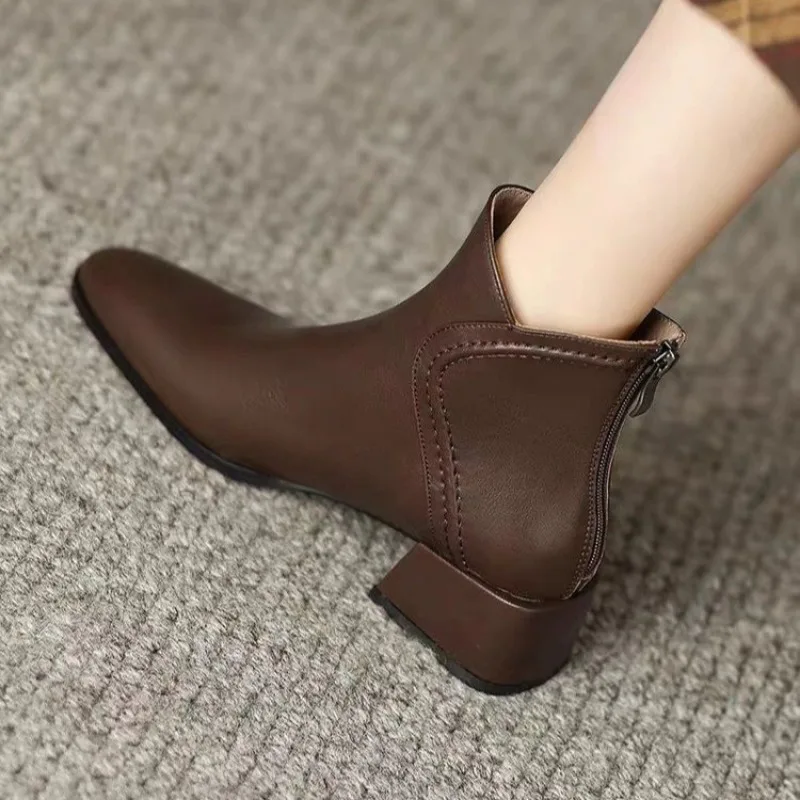 Botas femininas de salto grosso, botas curtas na moda, design de zíper traseiro, monocromático, novo, outono e inverno, 2024