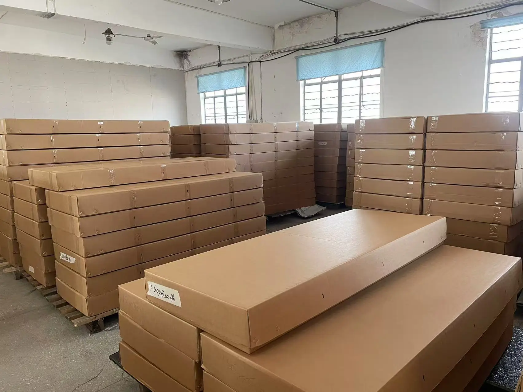 Produttore di vendita calda Professione Copriletto rigido triplo Tonneau Materiale metallico Copriletto per camioncino per Chevrolet Silverado 5ft