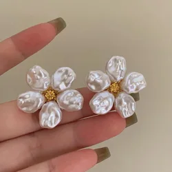 Korean White Imitation Pearl Flower Stud Earrings Earrings For Wmen Elegant Sweet Crystal Petal Earrings Wedding Jewelry Gift