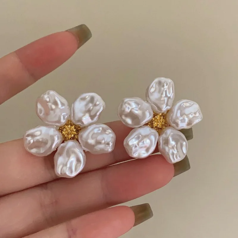 Korean White Imitation Pearl Flower Stud Earrings Earrings For Wmen Elegant Sweet Crystal Petal Earrings Wedding Jewelry Gift