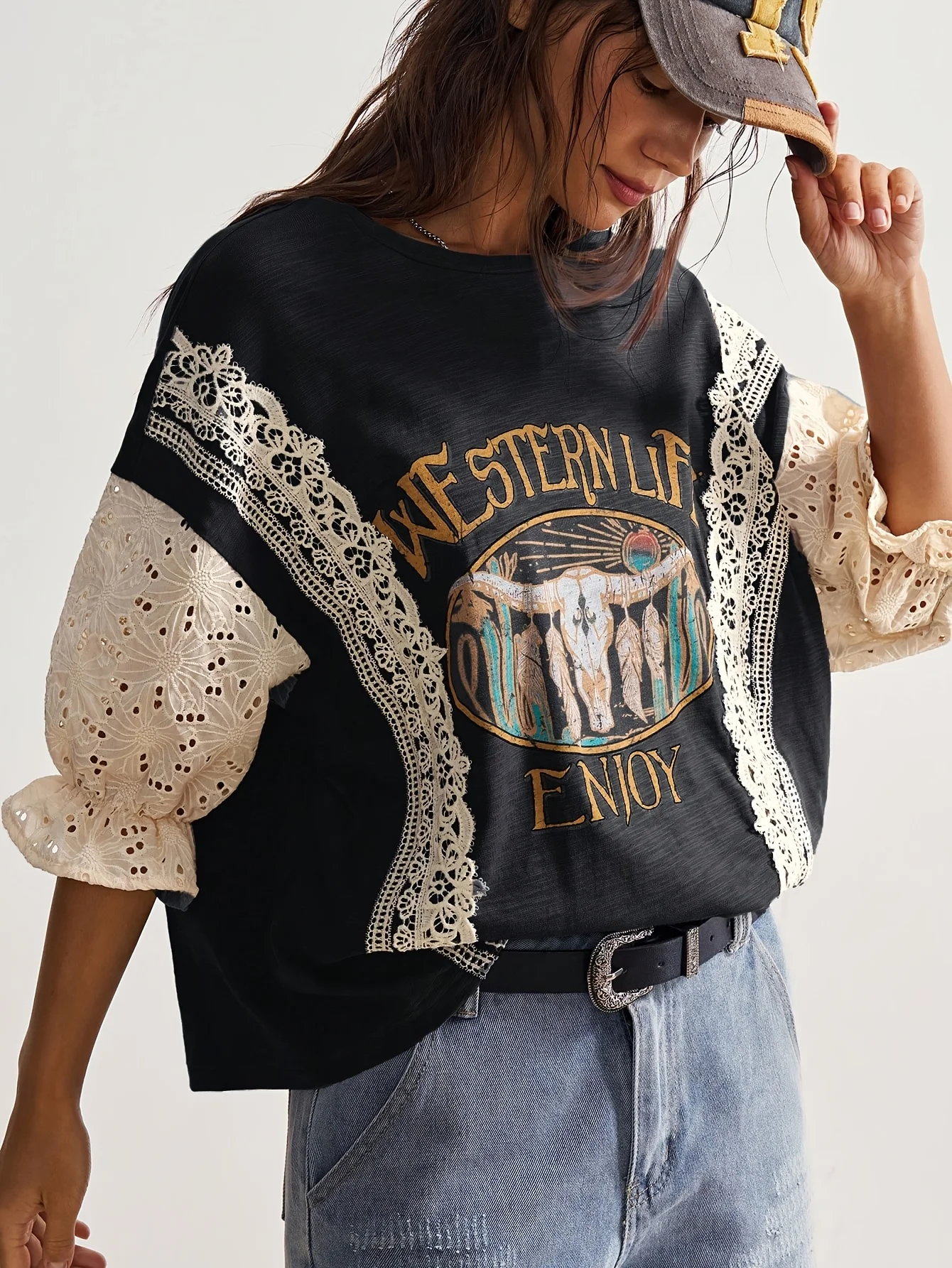 

Элегантная черная футболка обычного кроя с длинными рукавами и кружевной отделкой в цвете