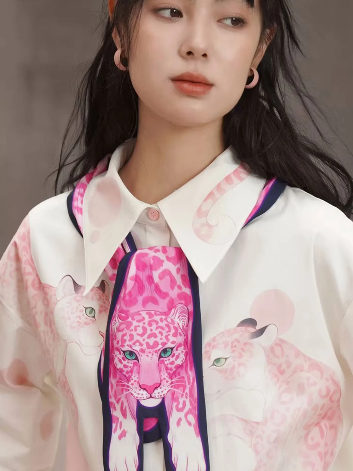 

New Arrivals Ladies' Four Seasons Pink Panther Printed Silk Scarf Decoration