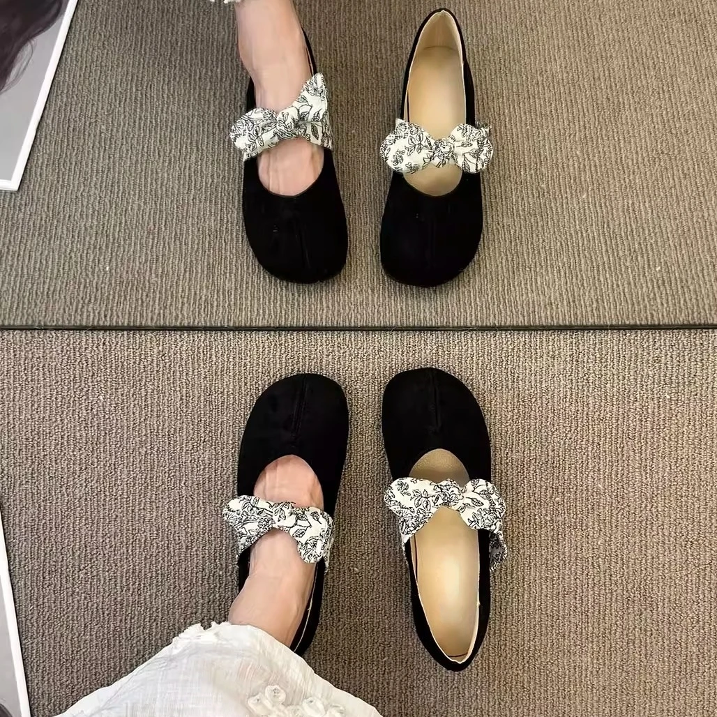 Sapatos retrô de fundo plano mary jane sapatos femininos primavera e verão novo estilo camurça branca boca leve sapato único