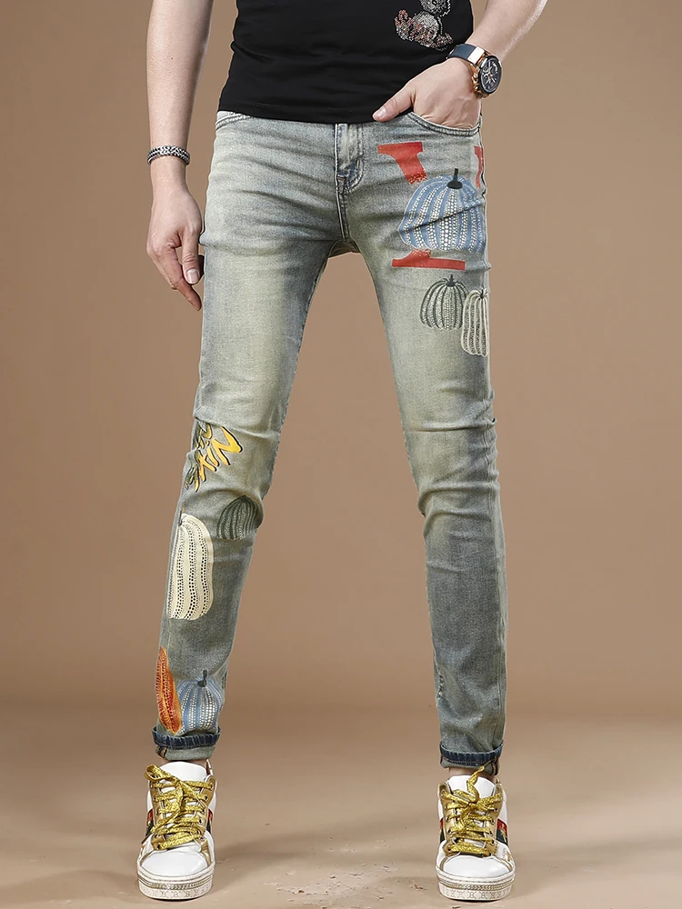 

Осенние новые мужские джинсы с принтом, эластичные облегающие длинные брюки, модные брюки с высокой талией из смеси хлопка и полиэстера, износостойкие современные брюки