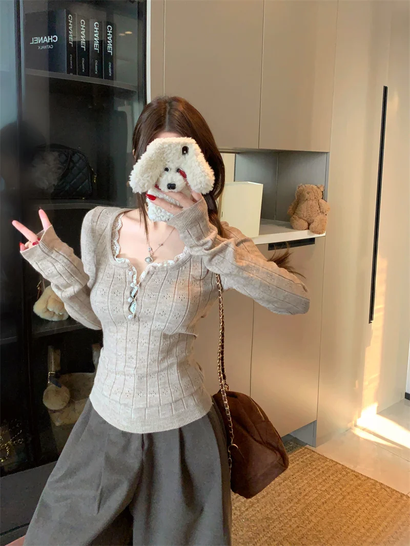 

Вязаный свитер в корейском стиле с кружевной отделкой и полуоткрытым воротником на пуговицах, женская облегающая серая базовая рубашка, модный универсальный топ