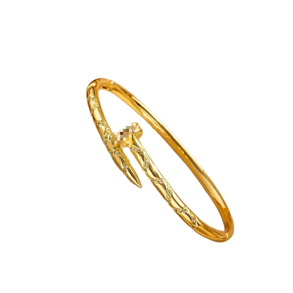 สร้อยข้อมือเล็บท้องฟ้าเต็มไปด้วยดวงดาวอเนกประสงค์พร้อมฝังเซอร์โคเนียทองแดง เครื่องประดับระดับไฮเอนด์และทันสมัยสําหรับเด็กผู้หญิง