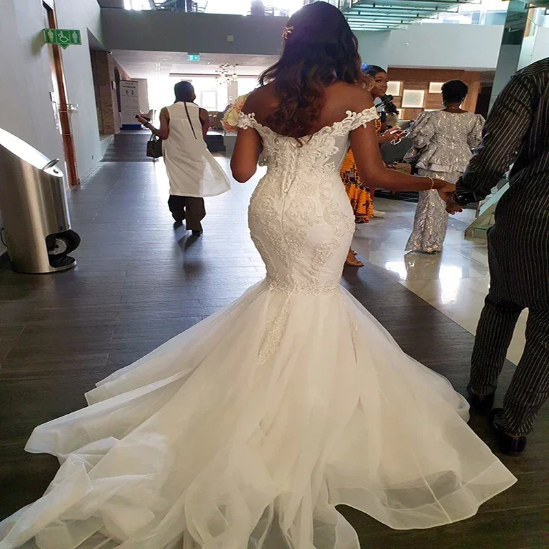 Abiti da sposa personalizzati con spalle scoperte e applicazioni in pizzo country garden Sweep Train Abiti da sposa senza schienale per donne africane