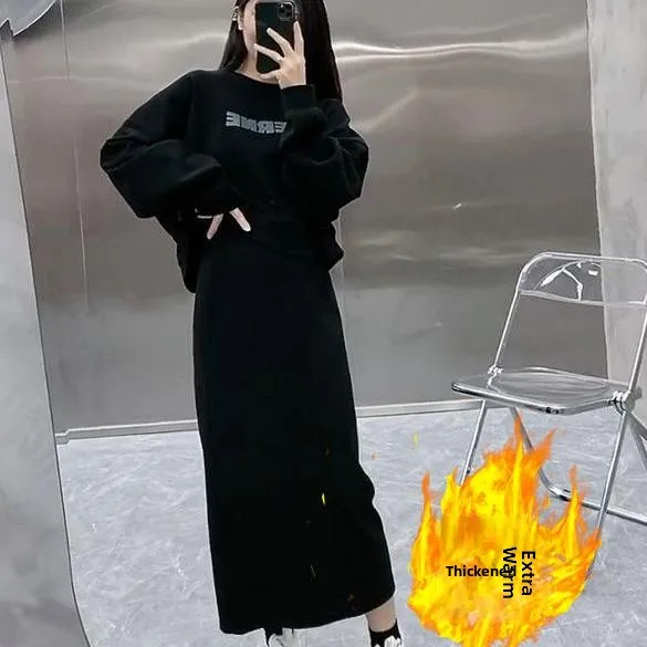 

Комплект из двух предметов: утепленный флисовый свитшот и юбка с высокой талией для женщин больших размеров. Зимний модный повседневный наряд.