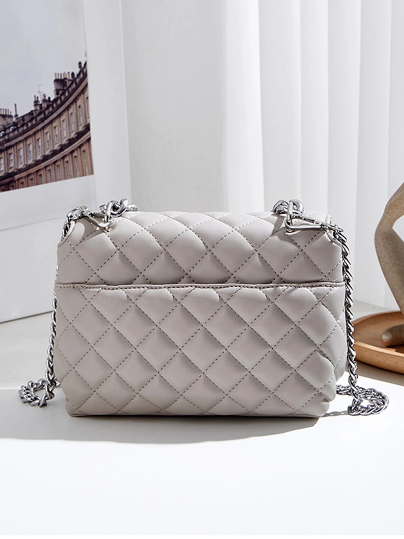 New trendy and fashionable diamond patterned small square bag, suitable for daily commuting and friend gatherings