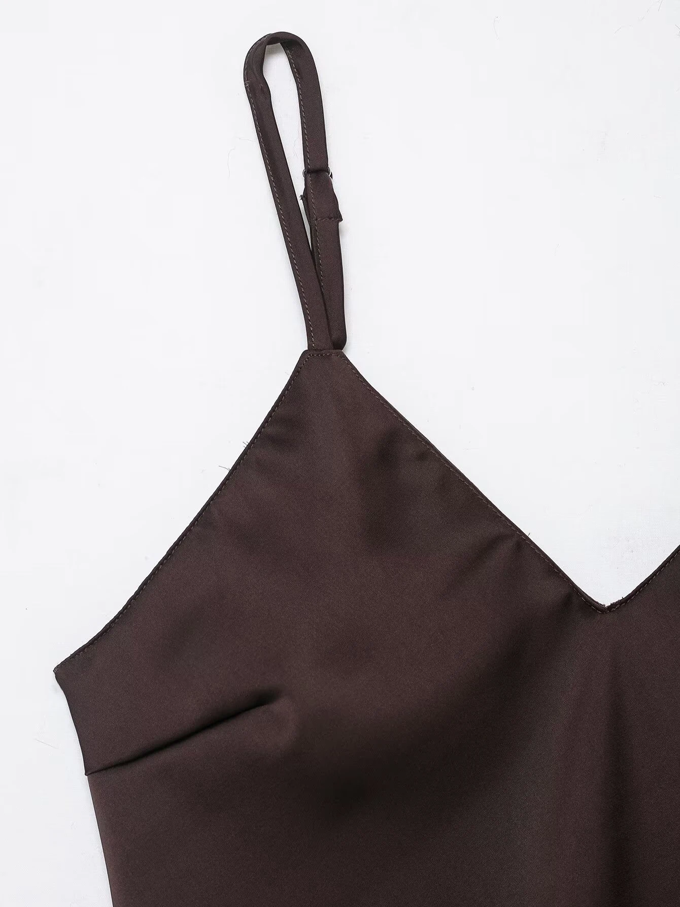 Estilo europeo y americano 2025 invierno nuevo vestido de textura satinada con detalle de encaje asimétrico con tirantes y cuello en V para mujer