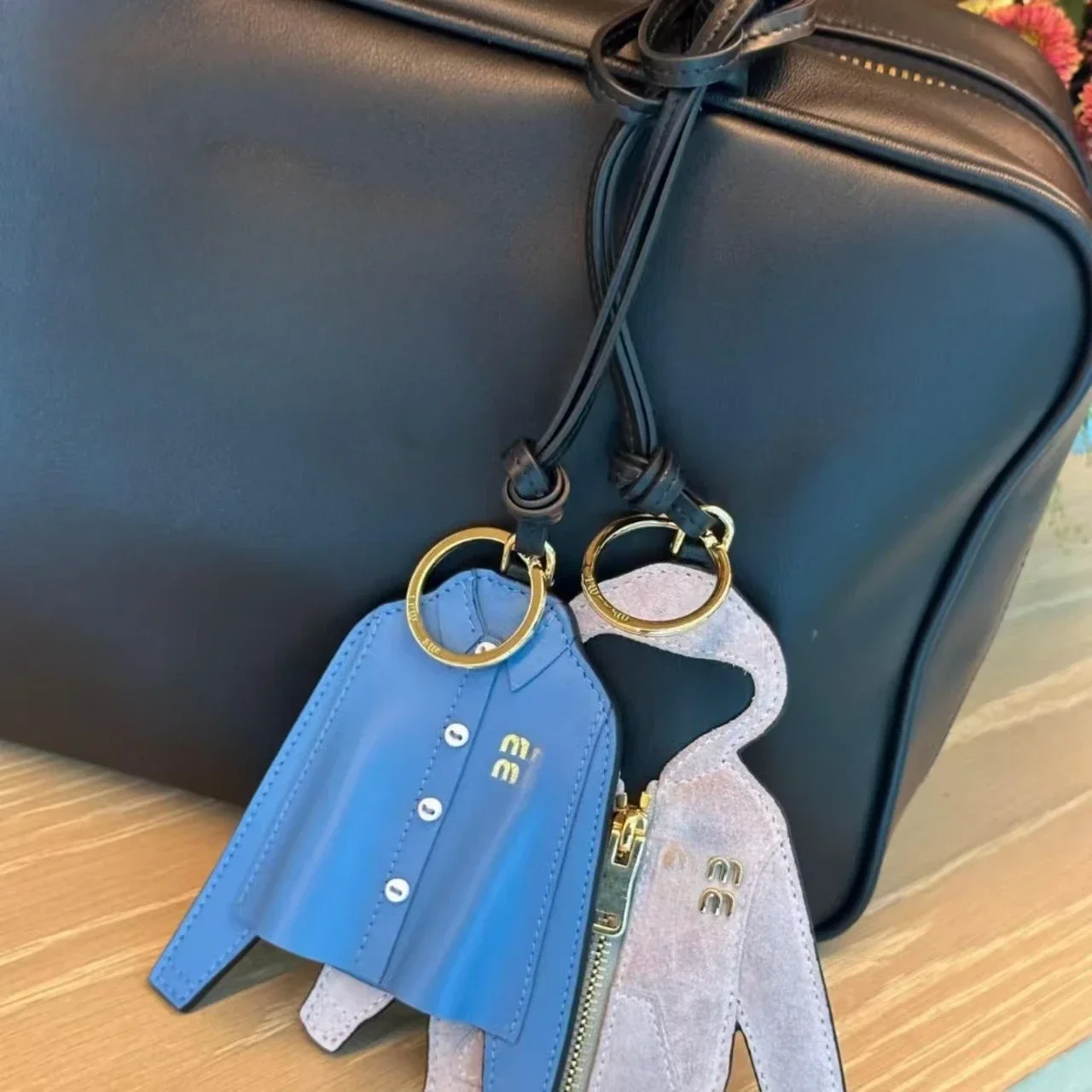 

2025 Fashion Luxury Style Premium Miu Luggage Accessories Keychain Metal Leather Fashion Trend Car Keychain Creativity