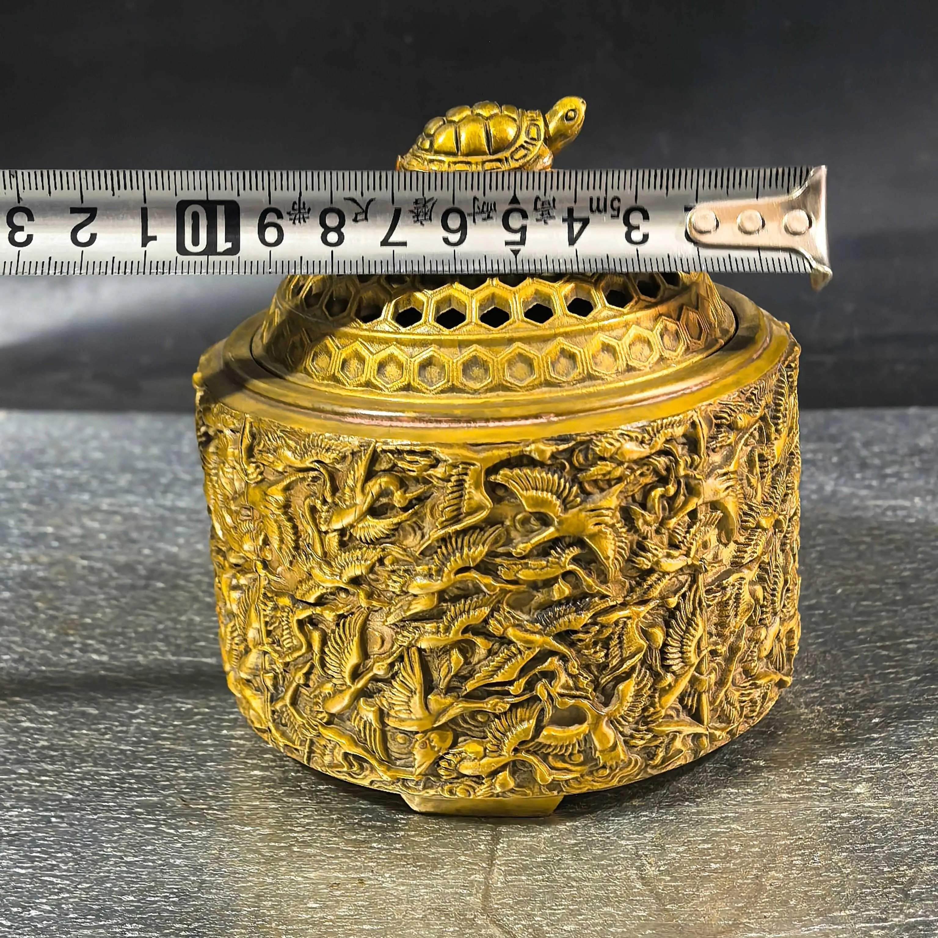 Antique and miscellaneous finds: bargain-priced antiques, old items, secondhand goods, and collectibles—antique bronze ornaments