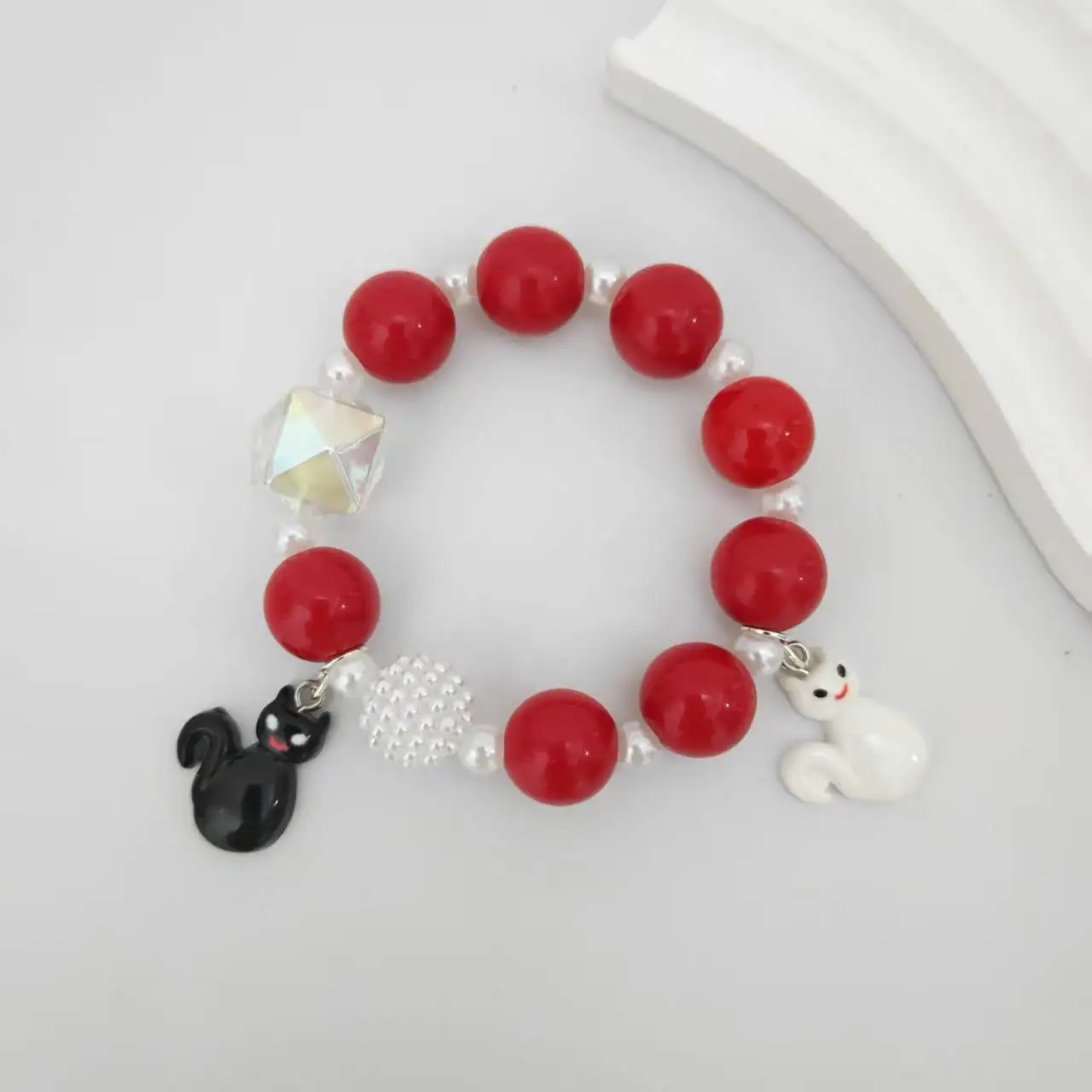 

Children Handmade Red White Bead Bracelet Cute Black And White Cat Pandent Bracelet Halloween Bracelet Gift