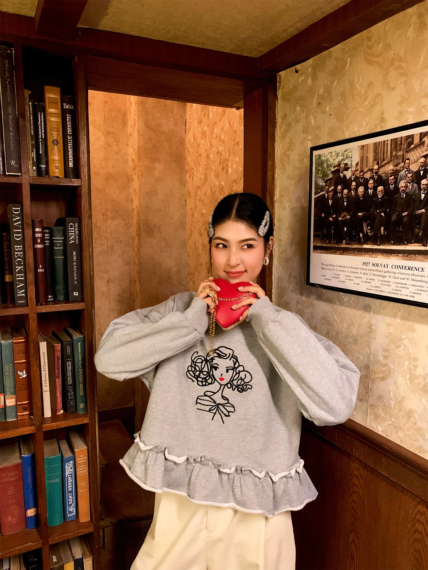 

Женская толстовка-худи 2025 года: новая модная модель с дизайнерскими вставками, корейская версия, свободный крой, трикотажная ткань