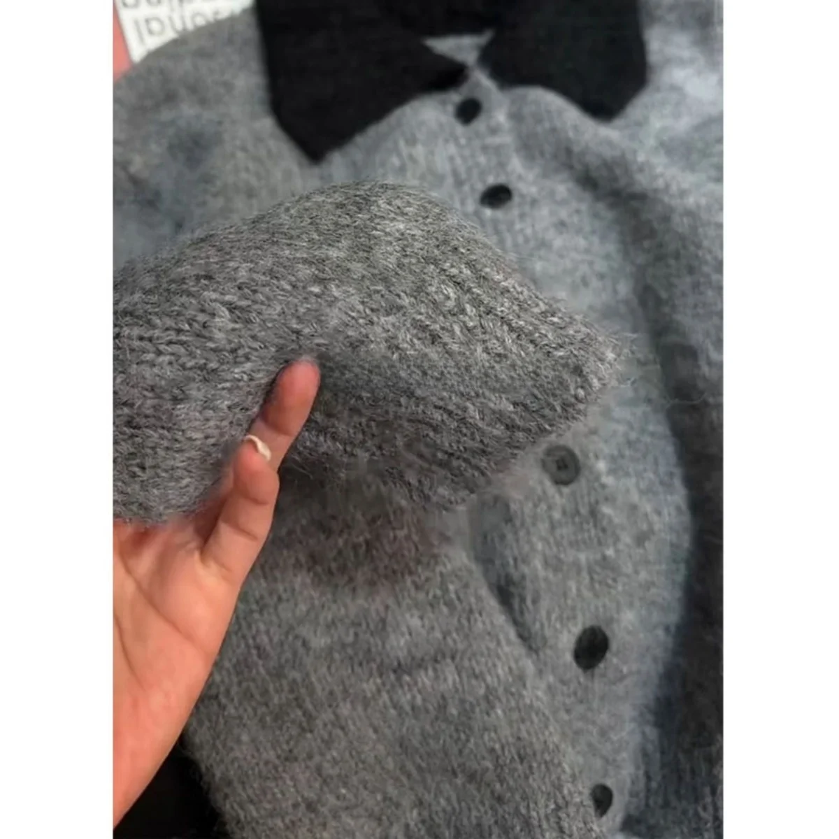 Elegancka, prosta i modna damska dzianina na jesień, luźna, długa bluzka z jednym guzikiem i kołnierzykiem typu flip, styl koreański.