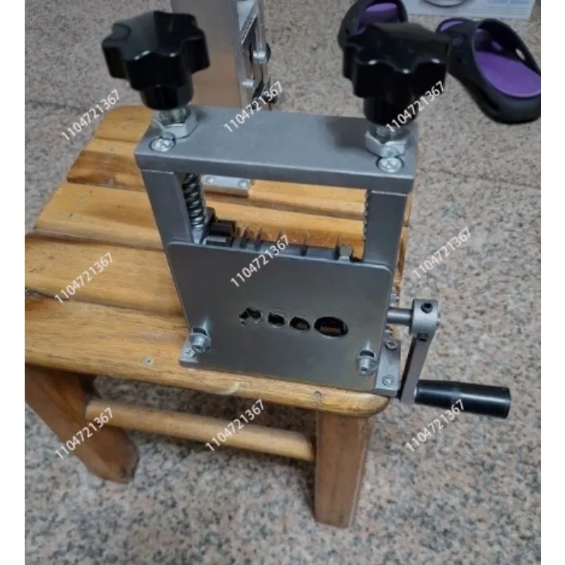 

1pcs The wire stripping machine is a powerful tool peeling, opening and removing the insulation , household small wires