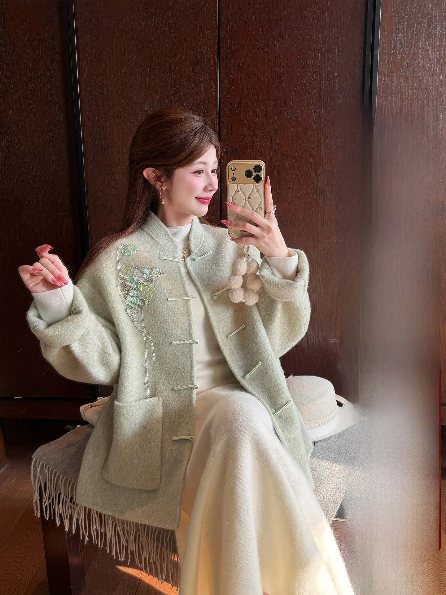 

Новое китайское женское шерстяное пальто в стиле Цин, окрашенное в цвете верблюжьей шерсти, с отделкой из кроличьего меха, зимнее, модное, с жемчужной отделкой, из твида.