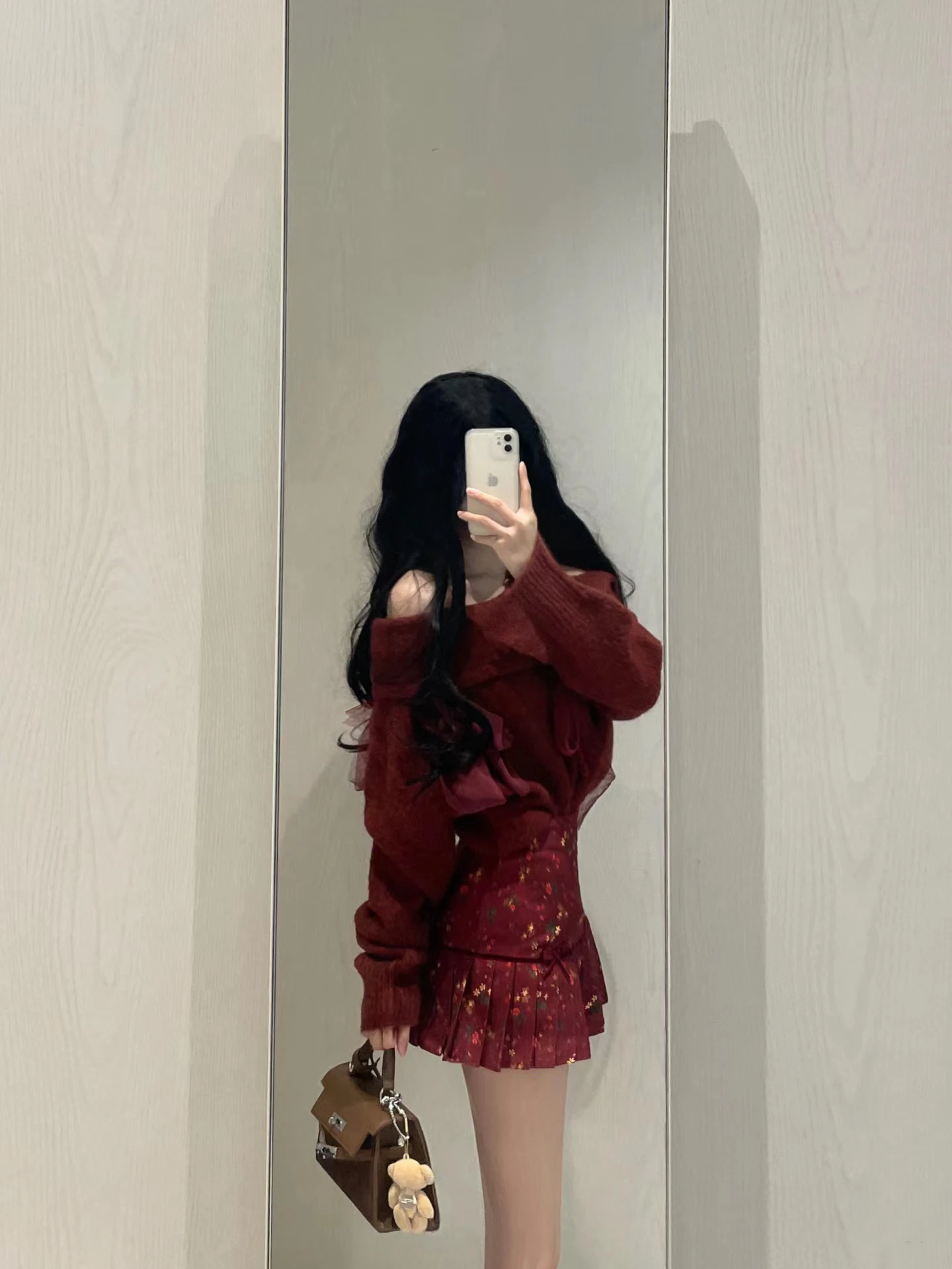 2024 Nieuwe herfst en winter high-end ontworpen strik off-shoulder gebreide trui + ontworpen bloemenrok plooirok damespak