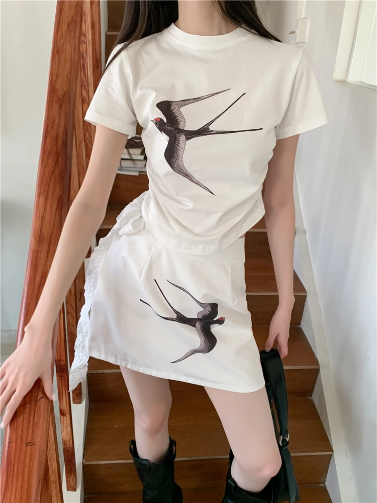 

Женский комплект из двух предметов, футболка с принтом ласточки и мини-юбка, летний одинаковый наряд, повседневный корейский модный костюм из 2 предметов (топ + юбка)