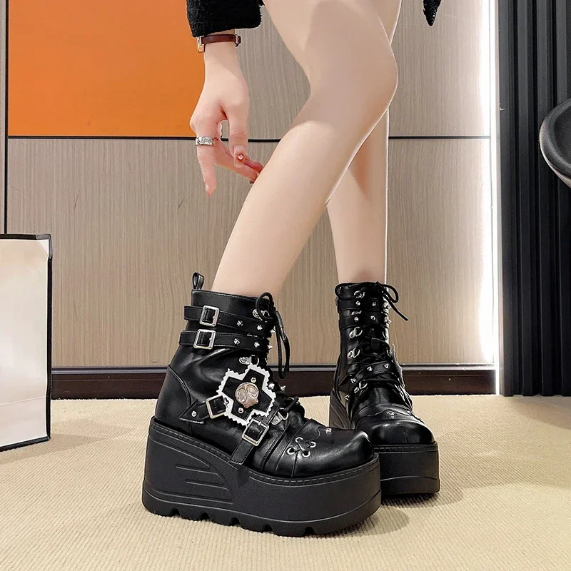 Sepatu bot Platform Chunky wanita, sneaker kulit paten rantai logam 9CM Punk musim dingin untuk perempuan