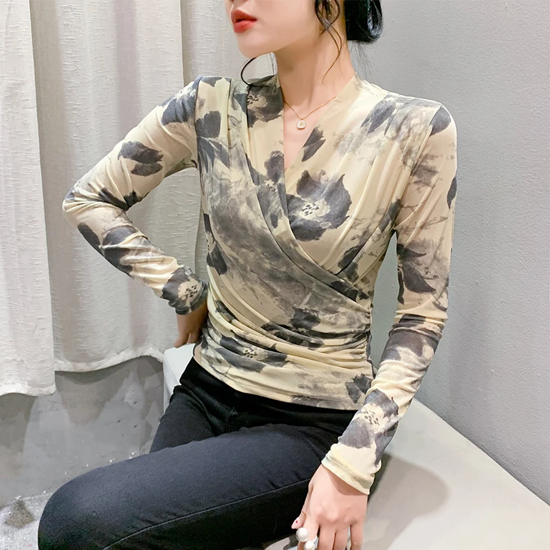 Retro Watercolor Print Long Sve V-Ne Women's T-irt Sexy Pleated Slim Fit Me Base irt Autumn Faion Commute Sle