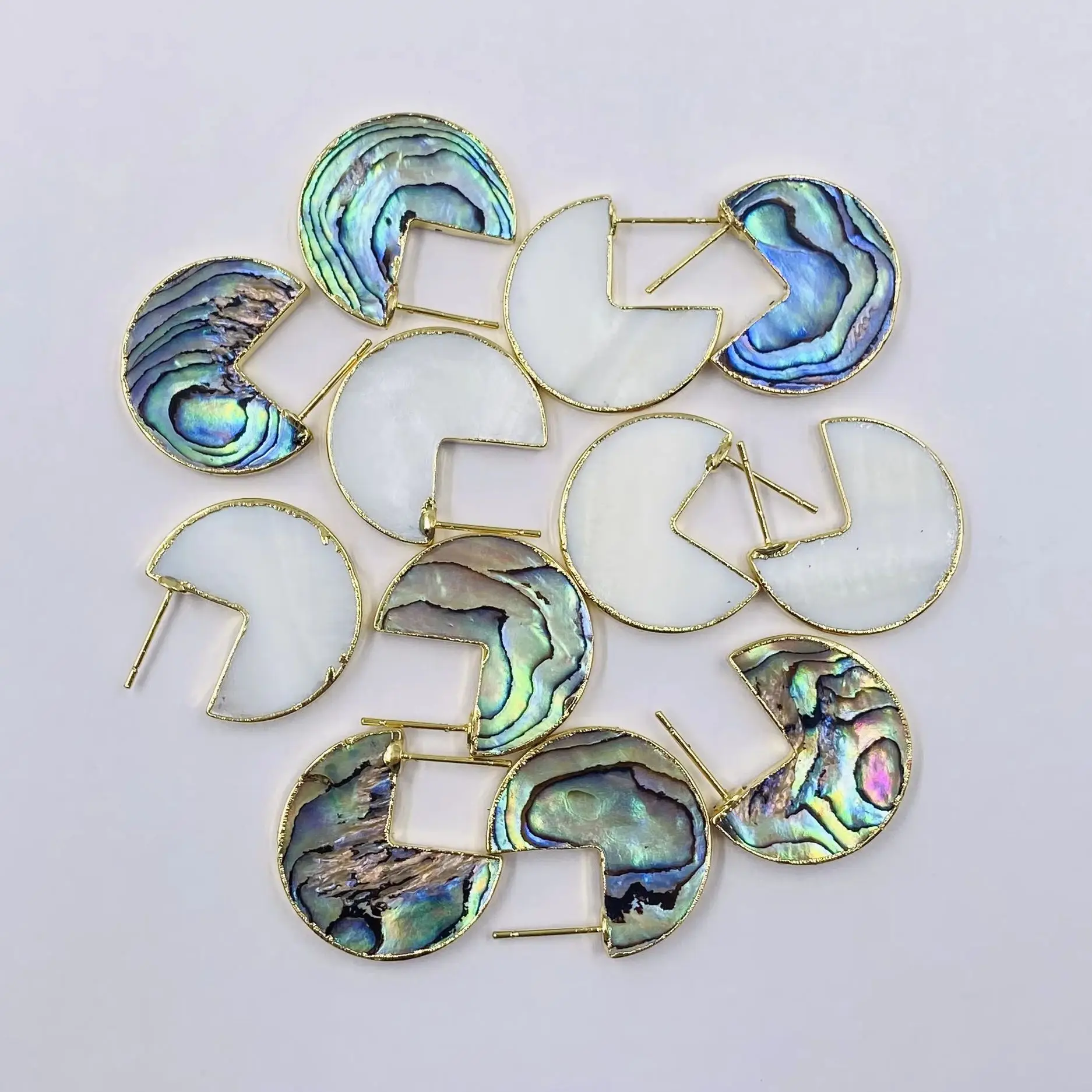 

WT-MPE077 WKT 2025 Special Shape Three-Quarters With Mop Shell Earrings Noble Party Lady Earrings For Wedding Party INS