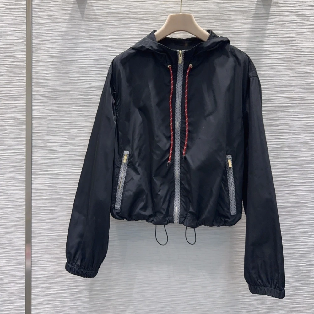 

Новый женский комплект: куртка и юбка в техно-стиле из дышащей, шелковистой, прохладной на ощупь ткани. Модный повседневный наряд в уличном стиле.