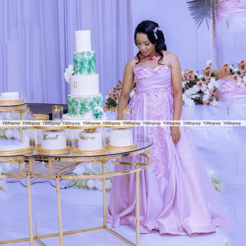 Różowe satynowe sukienki na studniówkę w kształcie litery A 2025 dla czarnoskórych dziewcząt, aplikacje, gorset, bez ramiączek, kwiaty, suknia wieczorowa na przyjęcie urodzinowe, szyta na miarę.