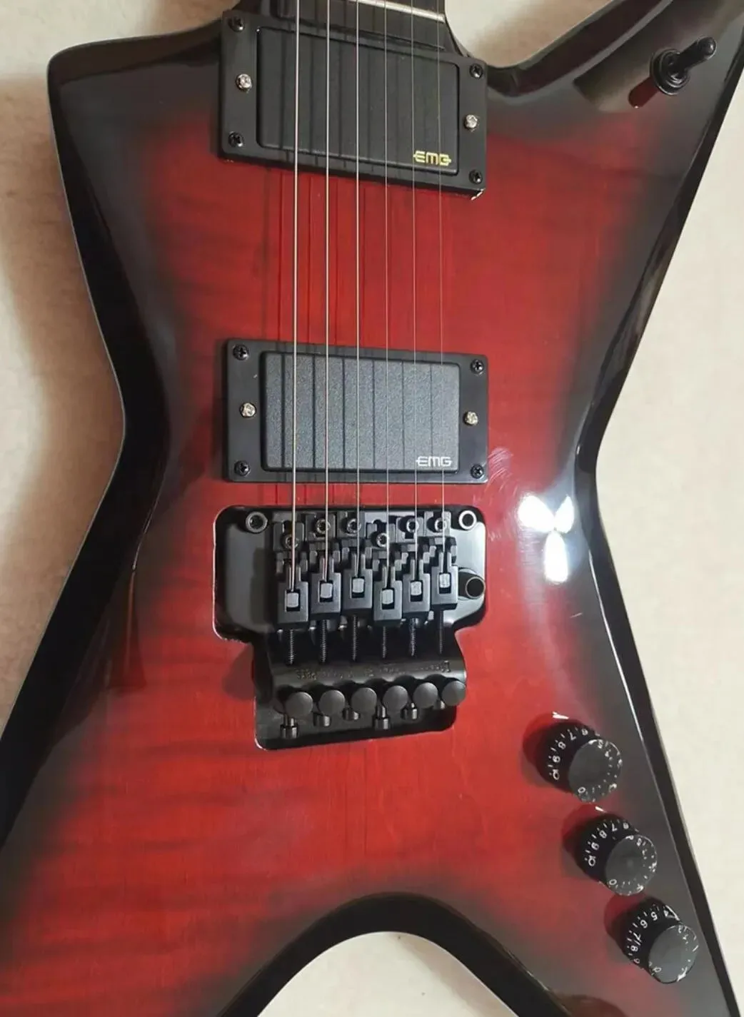 

Новинка 2026 года: гитара из красного клёна с чёрной окантовкой и инкрустацией «Молния»