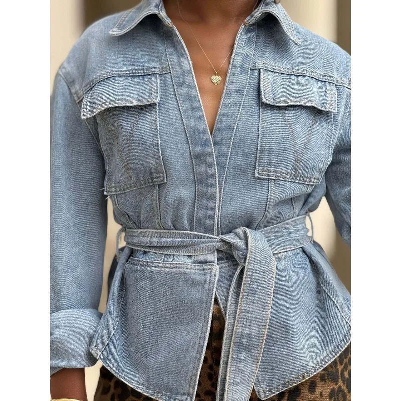 Damen Hellblaue Jeansjacke mit Revers, Mehreren Taschen, Bindegürtel und Taillierung, Kurze Jeansjacke, Lässige Streetwear, Langarm-Oberbekleidung – Detail 3