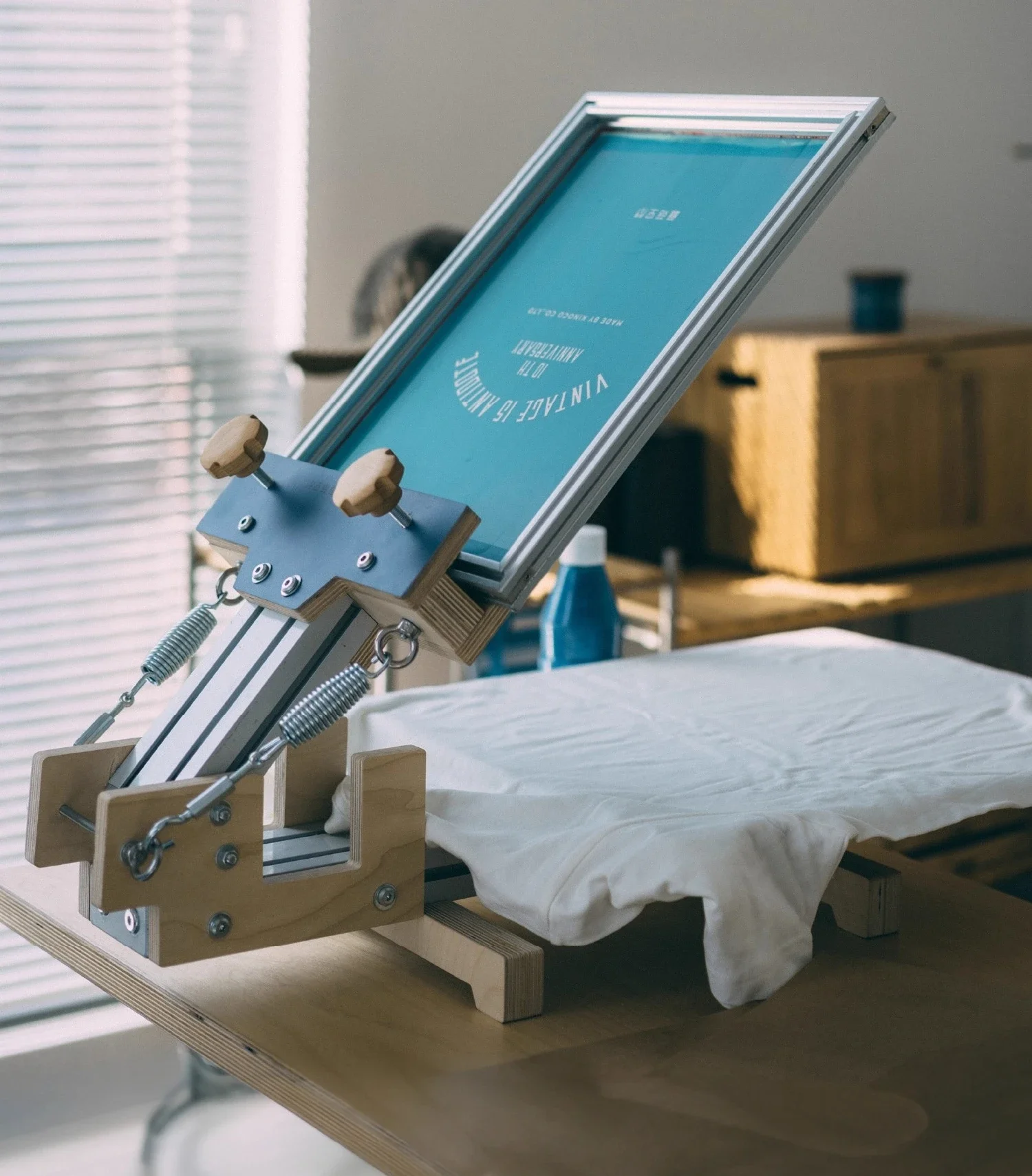 

Small screen printing machine solid wood manual screen printing table aluminum frame screen plate